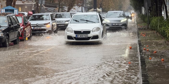 Adana'da sağanak hayatı olumsuz etkiledi