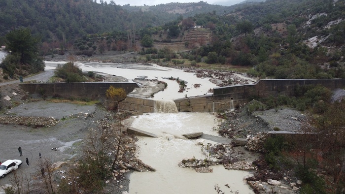 Kuraklıkla kuruyan Deliçay yeniden akmaya başladı, çiftçinin yüzü güldü