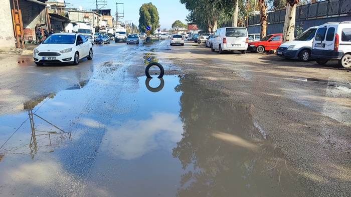 Yüreğir'de yol isyanı: Belediye çukuru kapatmayınca vatandaş lastikle önlem aldı