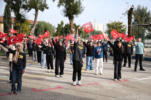 Adana'da ortaokul öğrencilerinden Türk bayraklı koreografi