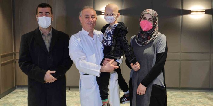 Depremzede Taha, babasından aldığı ilikle hayata tutundu