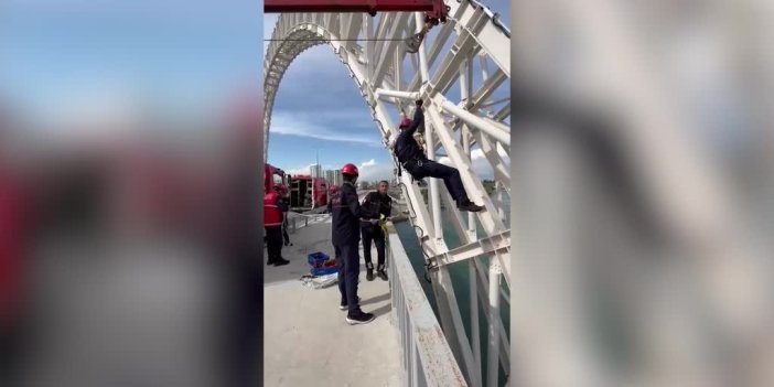 Adana'da nehirde suyun yükselmesiyle köprü ayağında mahsur kalan kedi kurtarıldı