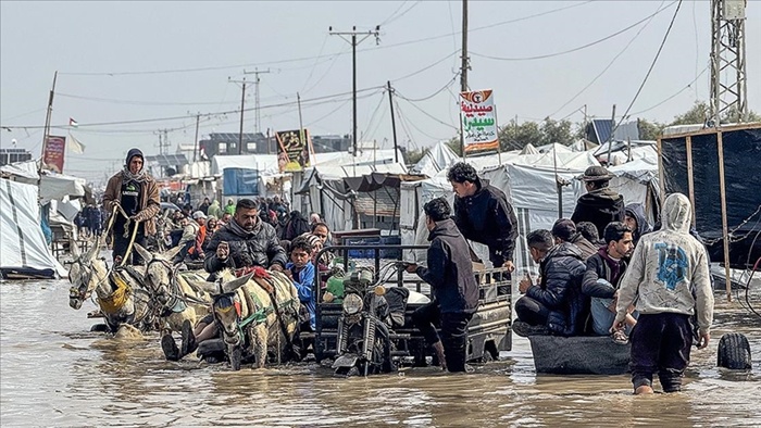 Gazze'de yerinden edilen Filistinlilerin çadırlarını şiddetli yağış nedeniyle su bastı