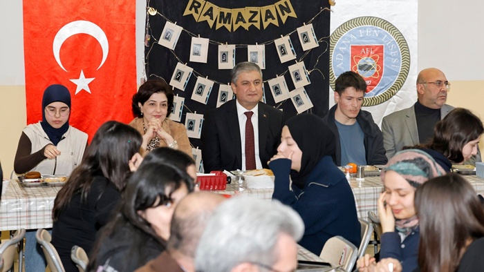 Vali Mustafa Yavuz Adana Fen Lisesi Öğrencileriyle İftarda Bir Araya Geldi