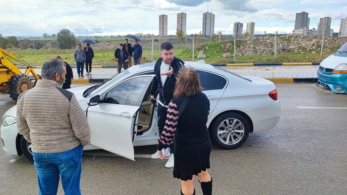 Tapulu arazilerine yol yapılan vatandaşlar, yolu kapatınca bir kişi silah gösterip geçti