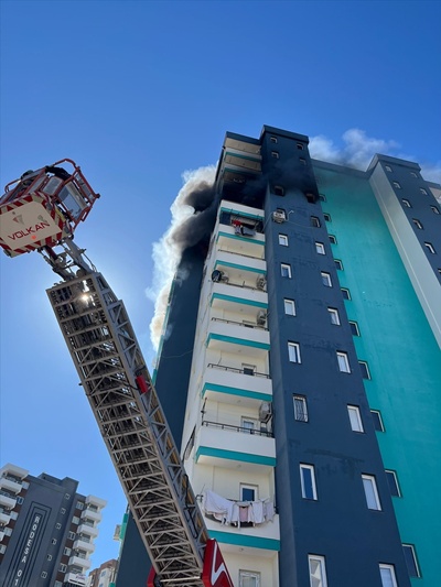 Adana'da 13 katlı binada çıkan yangında mahsur kalan hamile kadın kurtarıldı