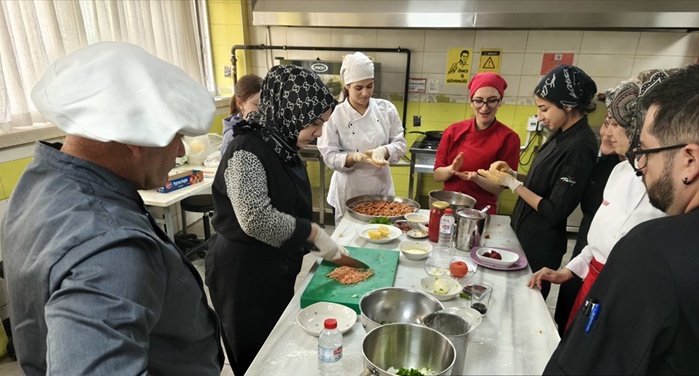 İspanyol öğrenciler Adana'da mutfak etkinliğine katıldı