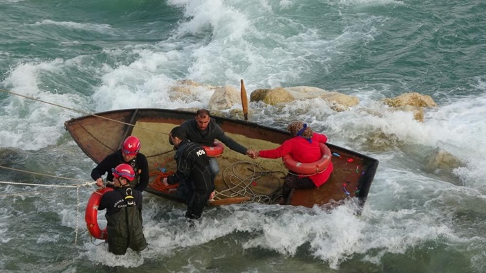 Seyhan Nehri'nde can pazarı: Ele ele tutuşup yardım beklediler