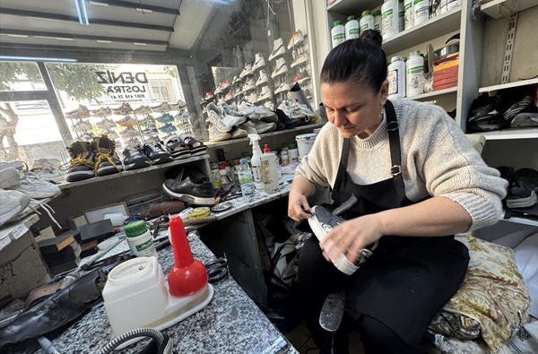 Eşine yardım için başladığı ayakkabı tamirciliğinde usta oldu