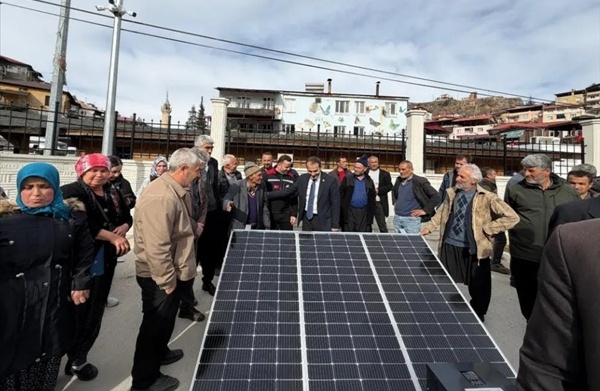 Saimbeyli’de göçer hayvancılık yapanlara güneş enerjisi paneli dağıtıldı