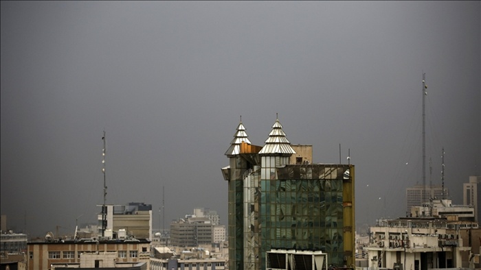 Petrol depolarına saldırı sonrası Tahran’da gökyüzünü siyah duman kapladı