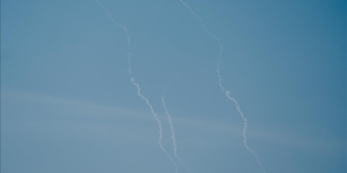 İran, İsrail'deki askeri noktalar ile ABD üslerine ağır savaş başlığı taşıyan füzelerle yeni saldırılar başlattı