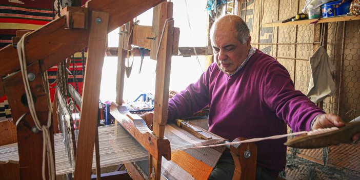 Dokumacılığı yaşatmak için atölyesindeki tezgahı evine taşıdı