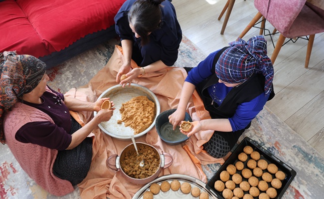 Adana'da bayram sofralarının vazgeçilmezi içli köfte mesaisi başladı