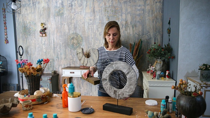 Atık ürünleri dekoratif ürünlere dönüştürme hobisini emekliliğinde meslek haline getirdi