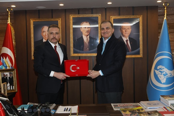 AK Parti Sözcüsü Ömer Çelik’ten Ülkü Ocakları Adana İl Başkanlığı'na ziyaret...