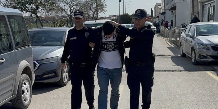 Adana'da hareket halindeki otomobilin direksiyonunu ayağıyla kontrol eden sürücü yakalandı