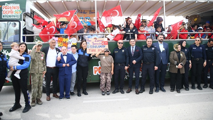 Otizmli çocuklar üstü açık otobüsle Adana'yı gezdi