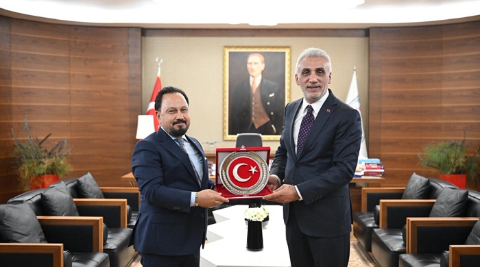 Başkan Vedat Gündoğan ve yeni yönetimi Bilal Uludağ’ı makamında ziyaret etti.