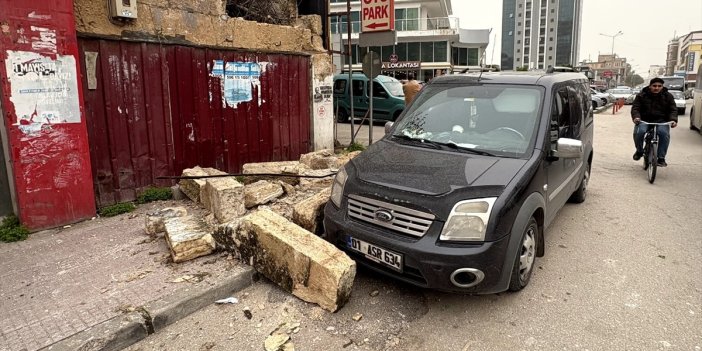 Adana'da yıkılan bahçe duvarı park halindeki araçta hasara yol açtı