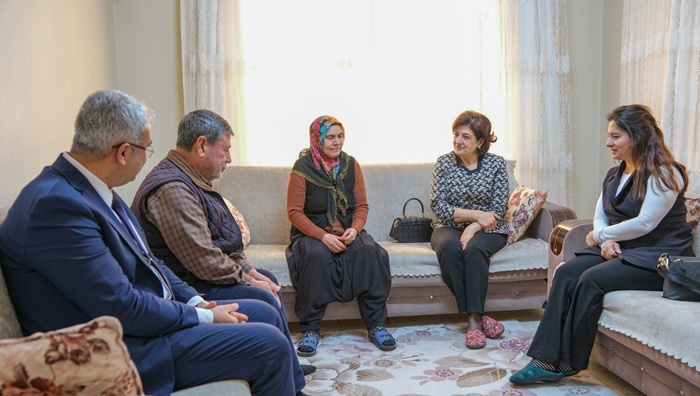 Vali Mustafa Yavuz’un Eşi Süreyya Yavuz Hanımefendi Şehit Ailelerini Ziyaret Etti