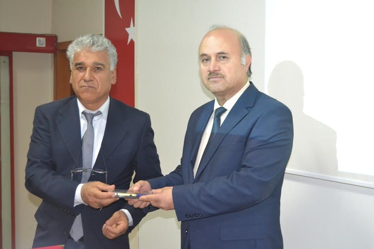 Eğitmenlere kalem hediye edildi