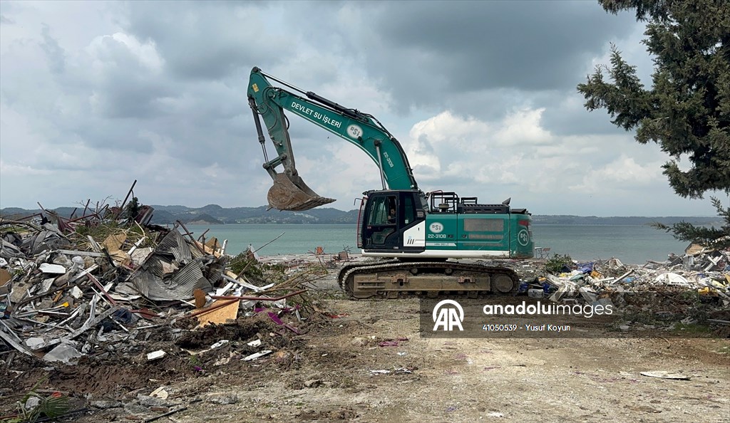 Adana'da göl kıyısındaki kaçak yapıların yıkımı sürüyor