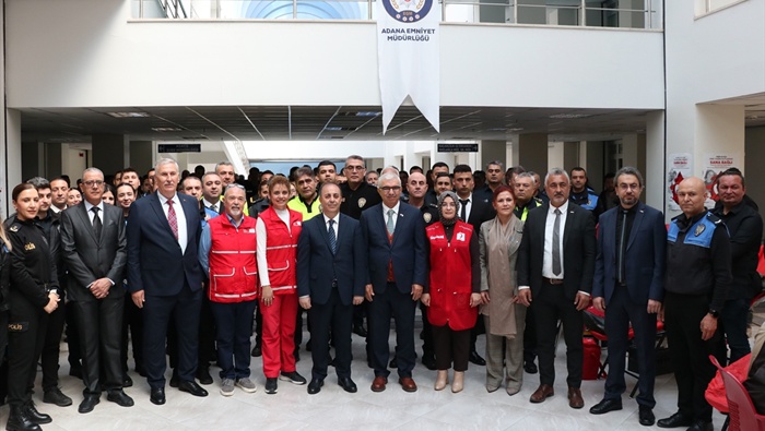 Adana'da polisler, Türk Kızılaya kan ve kök hücre bağışı yaptı