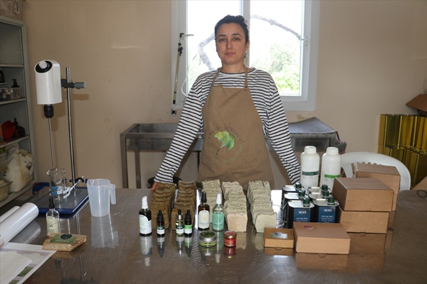 Yazılım firmasındaki işini bırakarak memleketine dönen kadın, aromatik bitkiler üretiyor