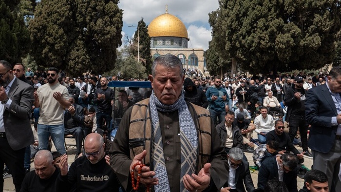 Mescid-i Aksa’ya kavuşan Filistinler, cuma namazında “Ramazan Bayramı” sevinci yaşadı