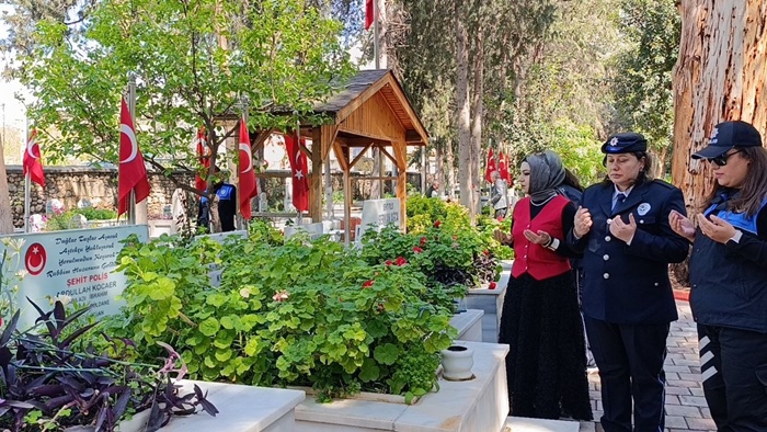 Şehit kızı polisler, babalarını andı