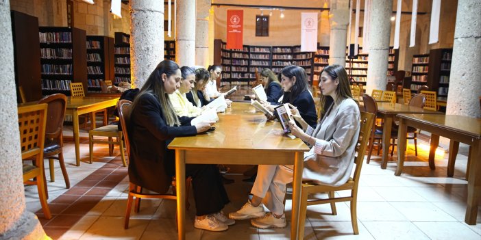Kitap kulübü kuran kadınlar tarihi kilisedeki kütüphanede okuma günleri düzenliyor
