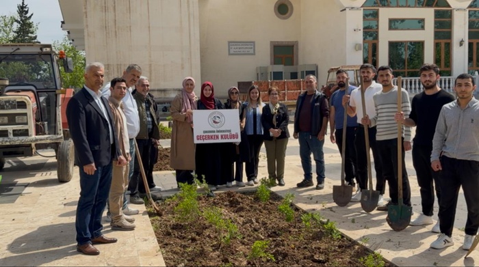 Çukurova Üniversitesi Öğrencileri Çiçekleri Toprakla Buluşturdu