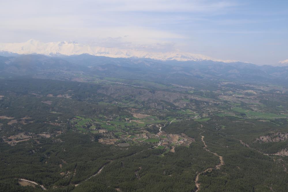 Adana’da bir yanda kar, bir yanda bahar