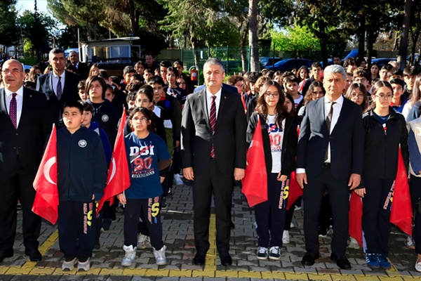 Adana Valisi Mustafa Yavuz ortaokul öğrencileriyle buluştu