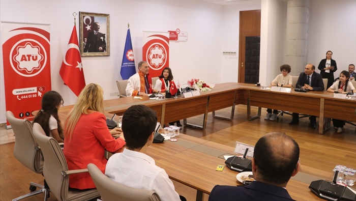 Adana ATÜ Rektörü Prof. Dr. Sözen ve senato üyeleri koltuklarını çocuklara bıraktı