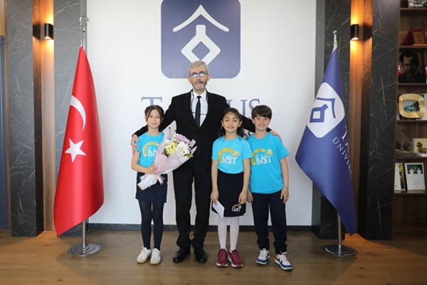 Rektör Özen, 23 Nisan Dolayısıyla Koltuğunu Çocuklara Devretti