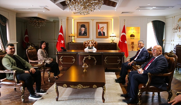 Adana ve Hatay valileri makam koltuklarını çocuklara devretti