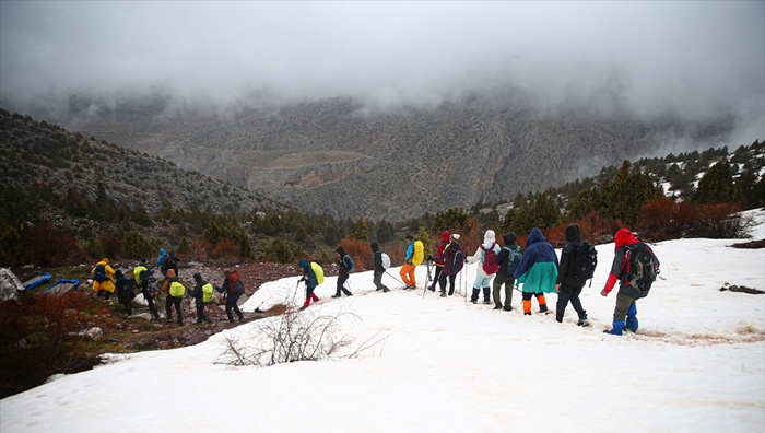 Doğa sporcuları karın etkisini sürdürdüğü Aladağlar'da performanslarını test ediyor