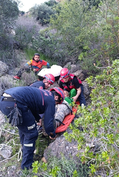 Adana’da yamaç paraşütü kazası: Ağaçta mahsur kaldı