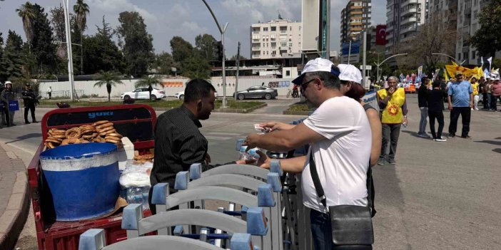 Adana’da simitçiler ve su satıcıları bariyerlerin arkasında çalışmaya devam etti