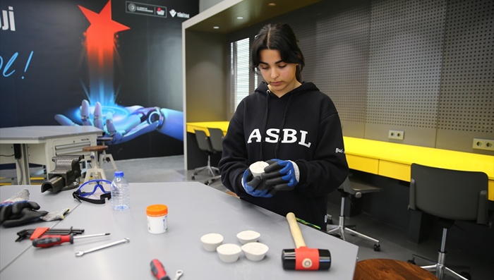 Liseli Nisagül, beton dayanıklılığını kabak lifiyle artırdığı projesiyle 3 ödül aldı