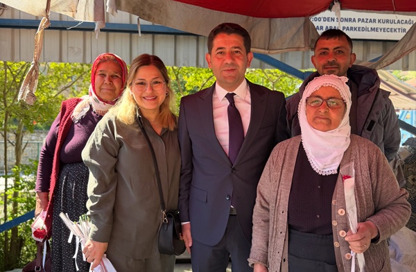 Feke'de kadın pazarcılara Anneler Günü hediyesi başkandan