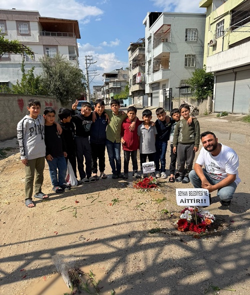 Adana'nın köstebek yuvasına dönen yollarına çiçek diktiler