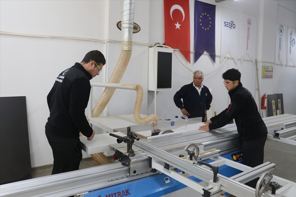 Devlet desteğiyle modernize edilen atölyeden hem öğrenciler hem kursiyerler faydalanıyor