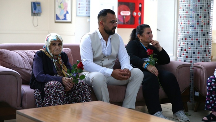 Adana'da gül üreticisi Anneler Günü dolayısıyla huzurevi sakinlerine çiçek hediye etti