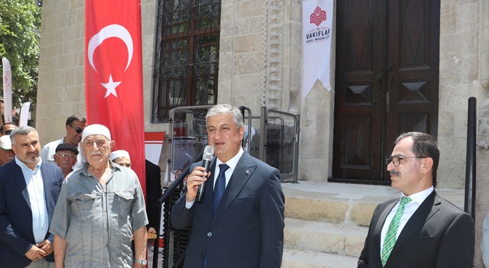 Adana'da depremde hasar gören cami restorasyonun ardından yeniden ibadete açıldı