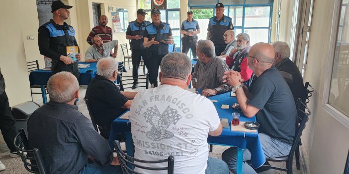 Adana'da polis kağıt oyununa ara verdirip, boğulma bilgilendirmesi yaptı