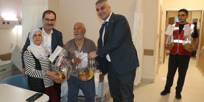 Adana'da vakıf geleneği kapsamında hastalara meyve dağıtıldı