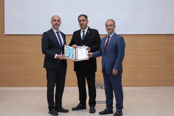 Prof. Dr. Hakkı Çiftçi’ye Bayburt Üniversitesi’nden Dede Korkut Bilim Ödülü